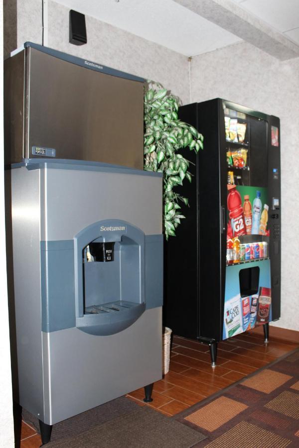 Super 8 By Wyndham Three Rivers Buitenkant foto